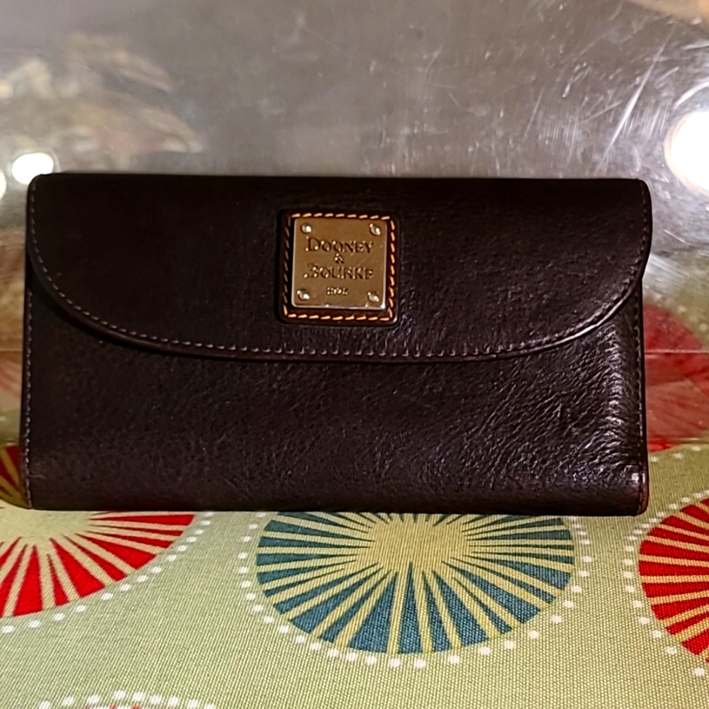 Dooney & Bourke | Brown Tmoro Emerson Continental Leather Clutch